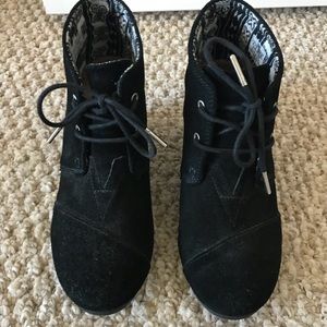 Toms black wedges